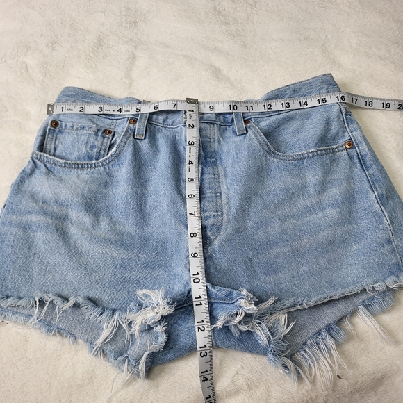 Levi's Classic High-Rise Frayed Hem Denim Shorts Light Blue 31. Button Fly. 501 - Picture 3 of 8